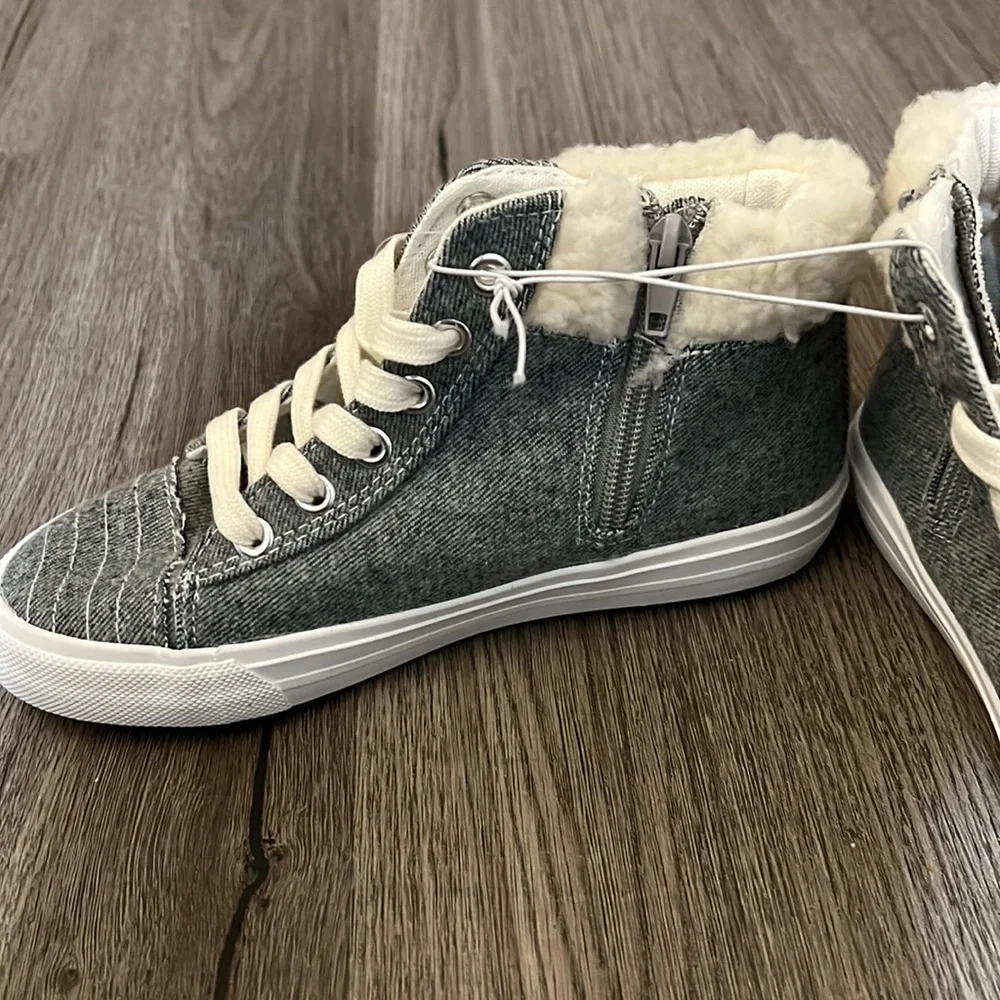 Girl High Tops || Size‎ 2Y